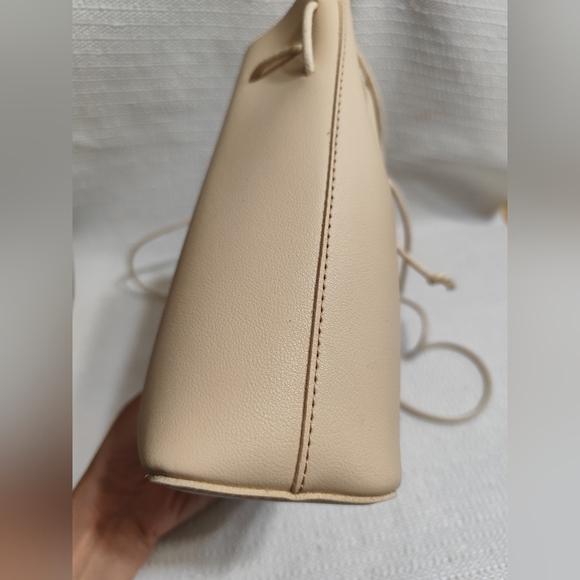 3/$25💙MINISO Drawstring Bucket Bag with Long Shoulder Strap - Picture 4 of 5